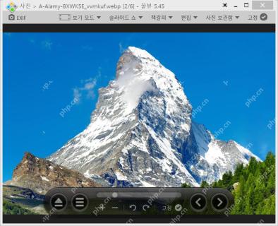 Windows 中 Honeyview 5.45 已打开山峰图片,顶部可见编辑菜单和独立的照片文件夹菜单
