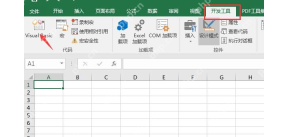 Excel 开发工具选项卡中点击 Visual Basic 打开 VBA 编辑器