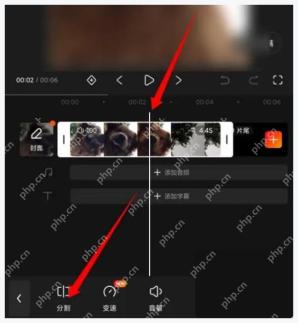 快影时间轴播放头和分割按钮被红箭头标出，证明在指定位置执行分割