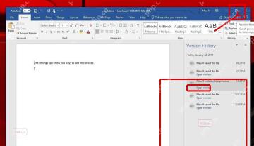 Word 右侧 Version History 侧栏显示多个历史版本和 Open version 入口