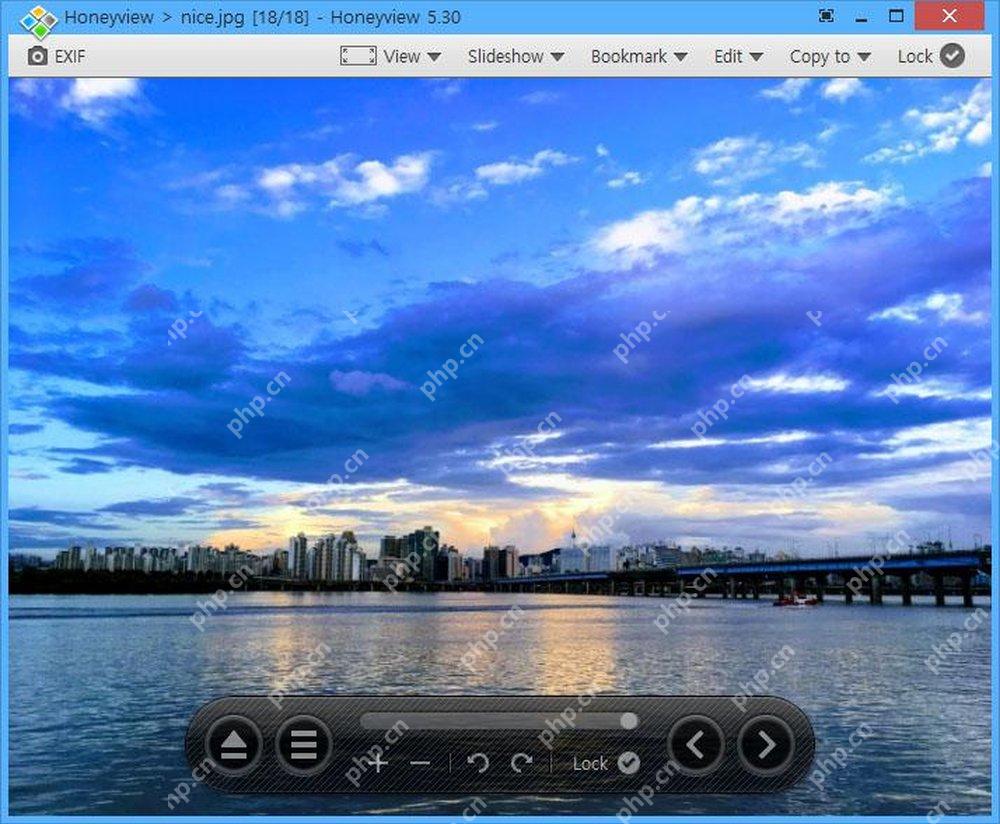 Windows 中的 Honeyview 5.30 已打开风景图片，顶部可见 View 浏览菜单，底部可见缩放控制栏