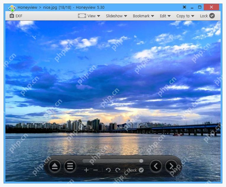 Honeyview 5.30 在 Windows 桌面中打开本地图片后的主窗口和文件标题栏
