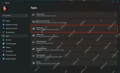 Windows 11 英文设置窗口位于 Apps 页面,Default apps 默认应用入口被红框标出