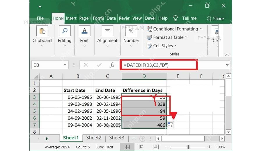 Excel 公式栏输入 DATEDIF 日期差公式,结果列显示每行相差天数