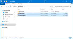 资源管理器里已经同时列出 7z 和 zip 两个结果包,可以直接比较它们的大小差异。
