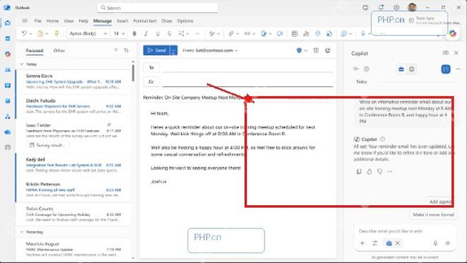 Copilot 在 Outlook 回复侧栏生成邮件草稿，右侧显示可采纳和继续调整的内容