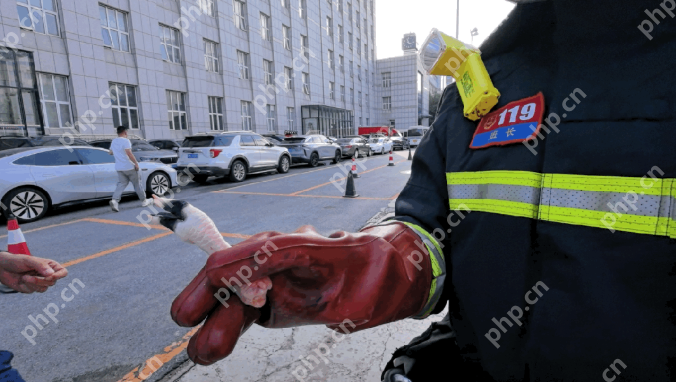 雨后充电要当心！女子被电伤手烧黑，金手镯瞬间熔断 - php中文网