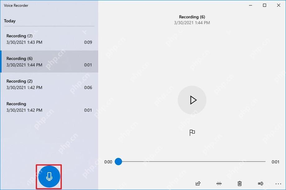 Win10 Voice Recorder 语音录音机界面中显示录音列表和麦克风按钮
