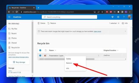 OneDrive 回收站中选择文件并点击 Restore
