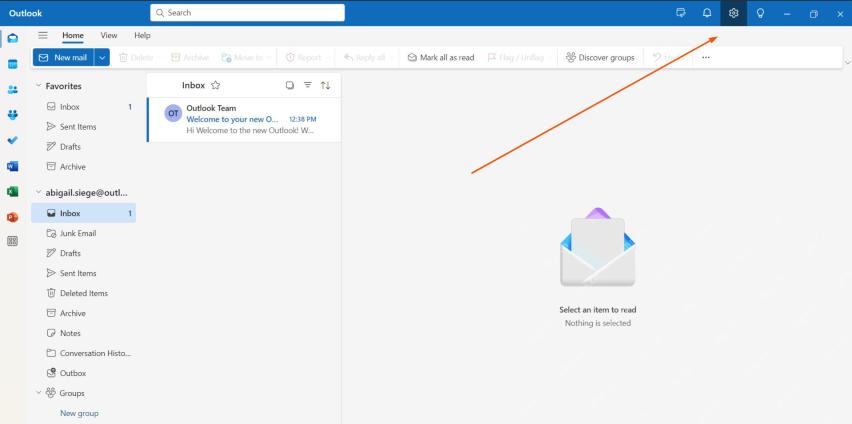 Outlook 邮箱右上角设置齿轮入口，用于进入自动回复和邮件规则设置