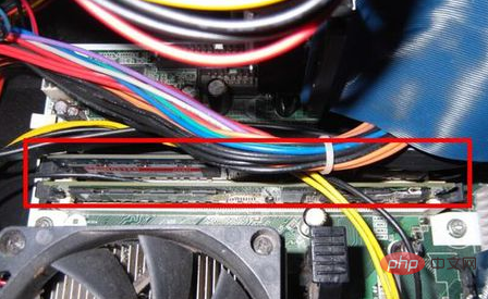 So entfernen Sie das Computer-Motherboard