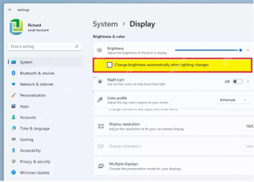 Windows 11 显示设置中 Change brightness automatically when lighting changes 复选框