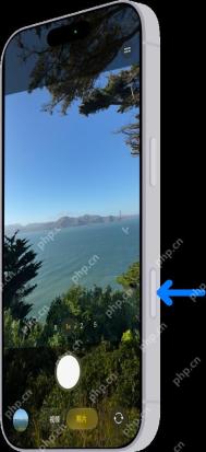 iPhone 相机界面中蓝色箭头指向机身右侧相机控制键位置