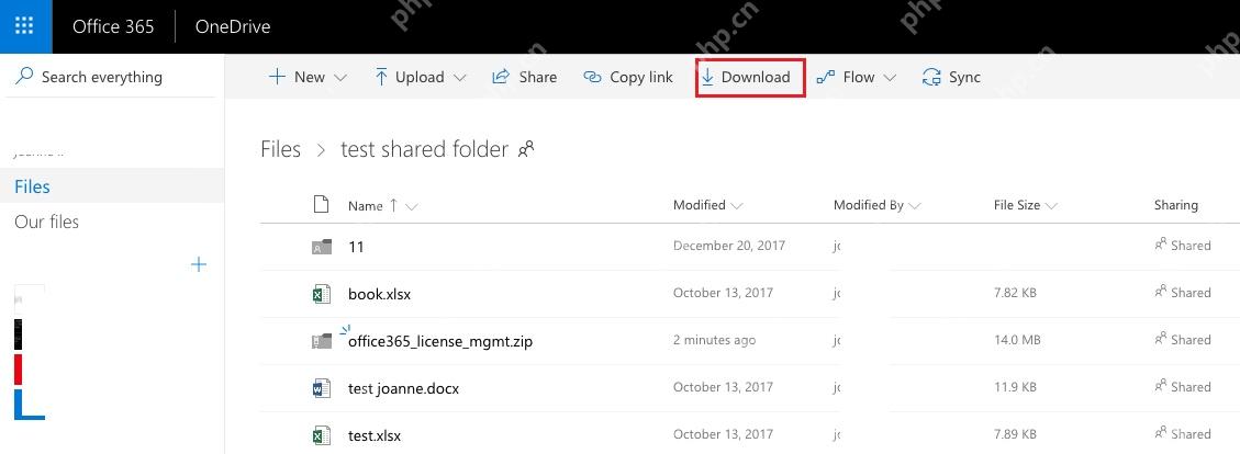 OneDrive 共享文件夹页面顶部工具栏显示 Download 按钮，用来下载共享文件