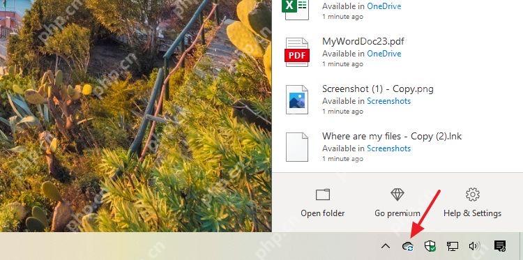 Windows 任务栏 OneDrive 蓝色同步箭头状态,用来确认文件仍在上传或下载