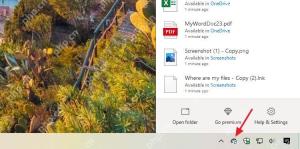 Windows 任务栏 OneDrive 蓝色同步箭头状态，用来确认文件仍在上传或下载