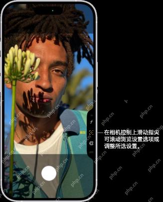 iPhone 相机控制叠层中缩放项目处于黄色选中状态并提示滑动调整