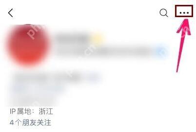 微信公众号主页用红框和箭头标出右上角三点菜单,证明打开更多功能的步骤