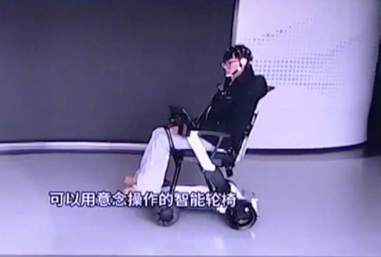 首款脑控智能电动轮椅机器人发布：意念即可控制前进、转向 - php中文网