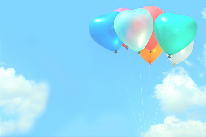蓝色天空下的爱心气球高清图片