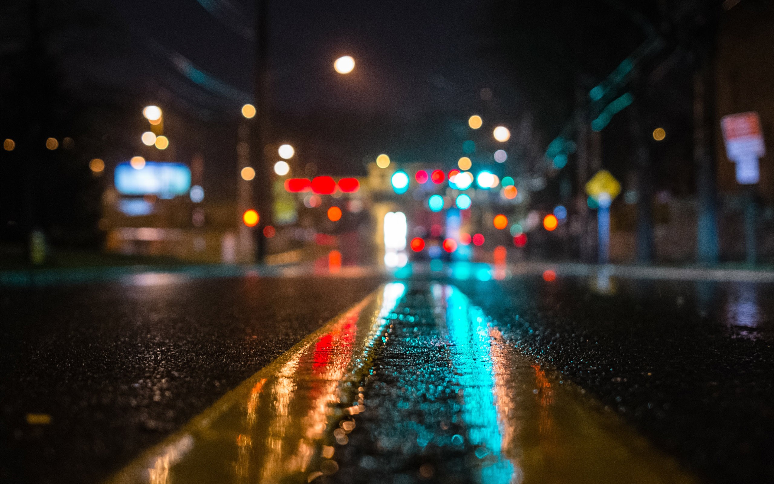 雨後夜晚的街道圖片